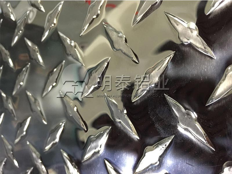 車(chē)廂用花紋鋁板合金規(guī)格有哪些？不同花紋板價(jià)格不同